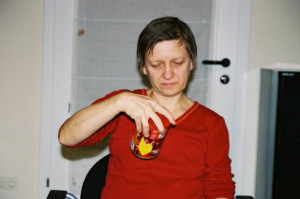 eine sitzende Frau schüttelt eine Dose