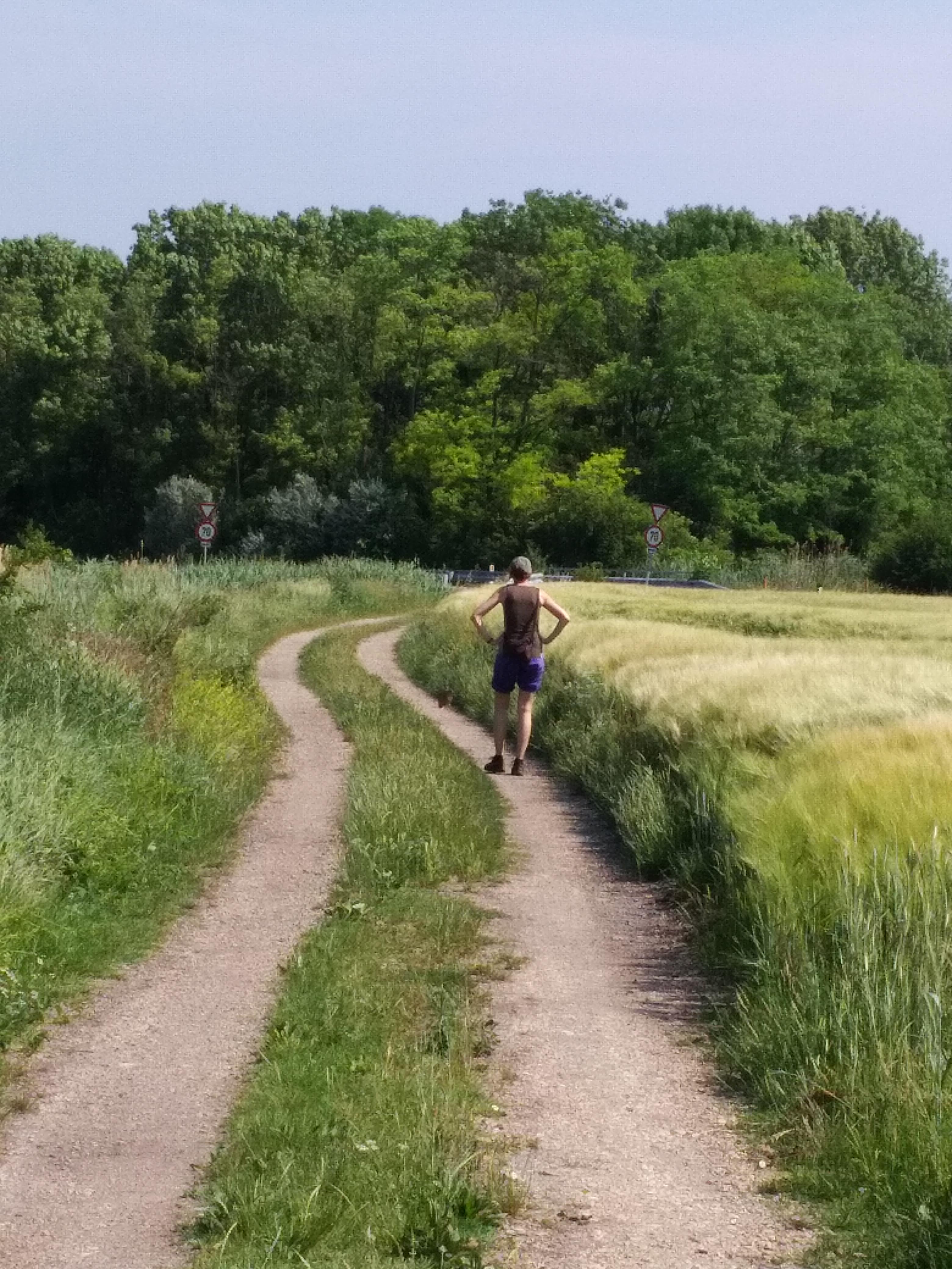 Foto einer Frau auf einem Weg